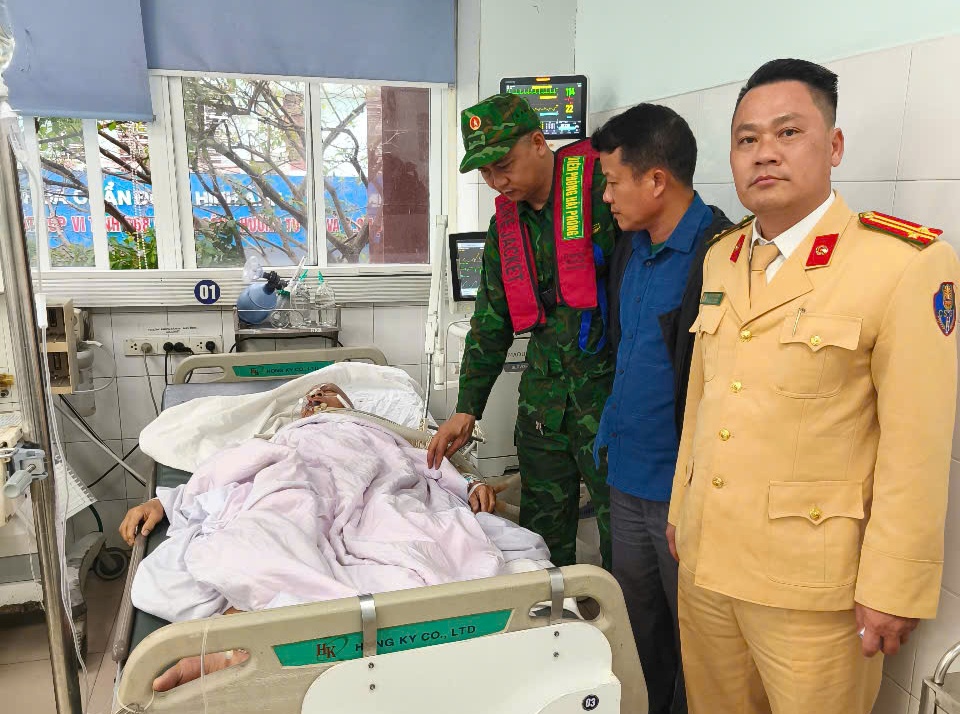 Phòng Cảnh sát giao thông tiếp tục cứu một nạn nhân trôi giữa dòng sông Cấm